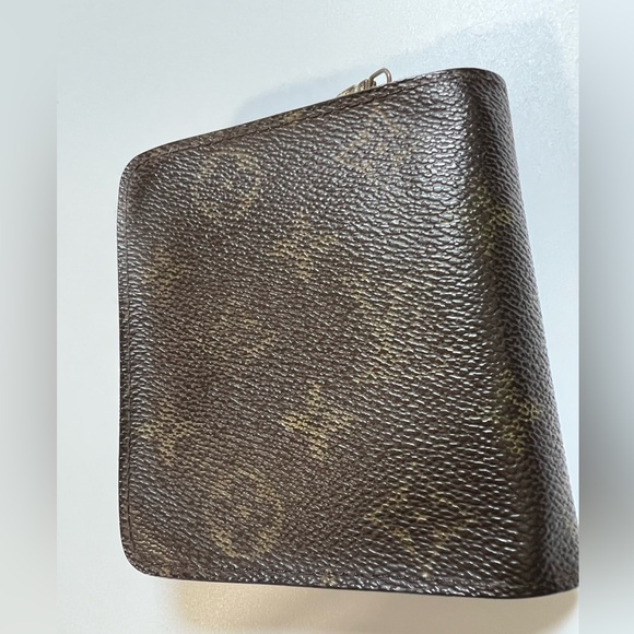 LOUIS VUITTON Monogram Compact Zip Wallet - Picture 2 of 11